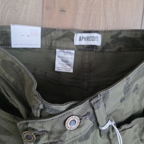 Aphrodite Crossover High Waisted Distressed Loose Camo Green Jeans Women Sz 9/29 - Picture 9 of 14